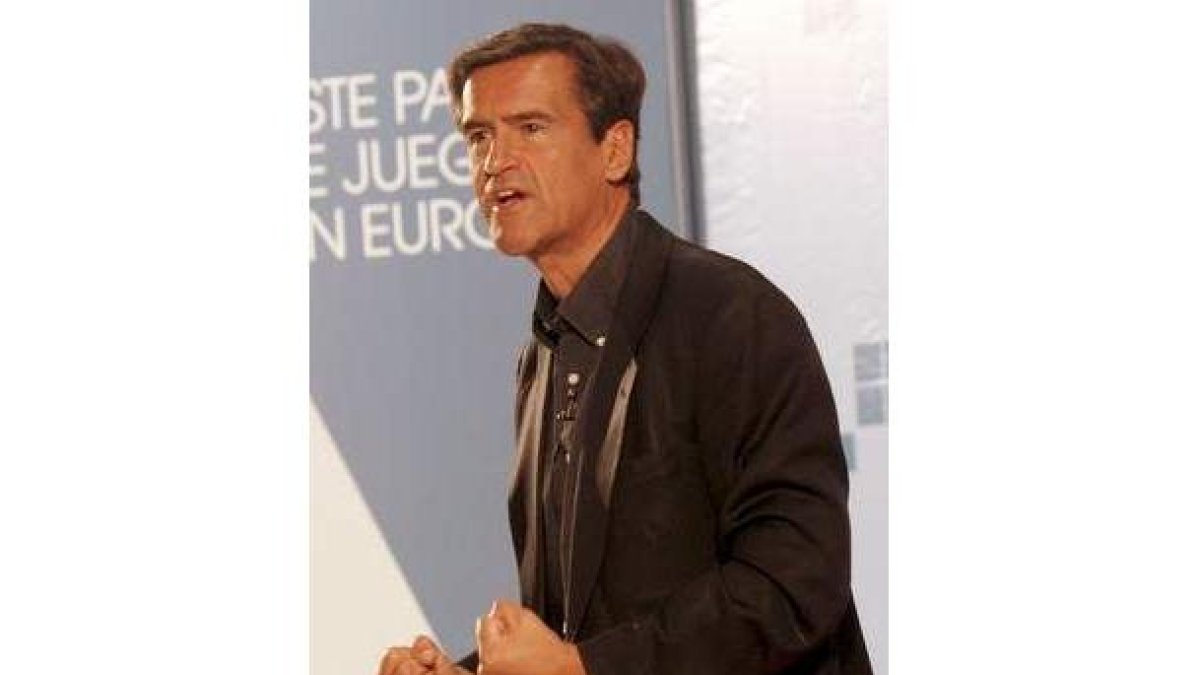 Los candidatos del PP, Jaime Mayor Oreja, y del PSOE, Juan Fernando López Aguilar