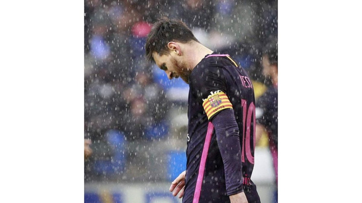 Messi, bajo la lluvia, abandona el terreno de juego tras la derrota frente al Deportivo. CABALAR