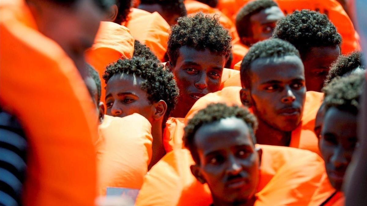 Uno de los grupos de inmigrantes que fueron rescatados el viernes por el Aquarius. /
