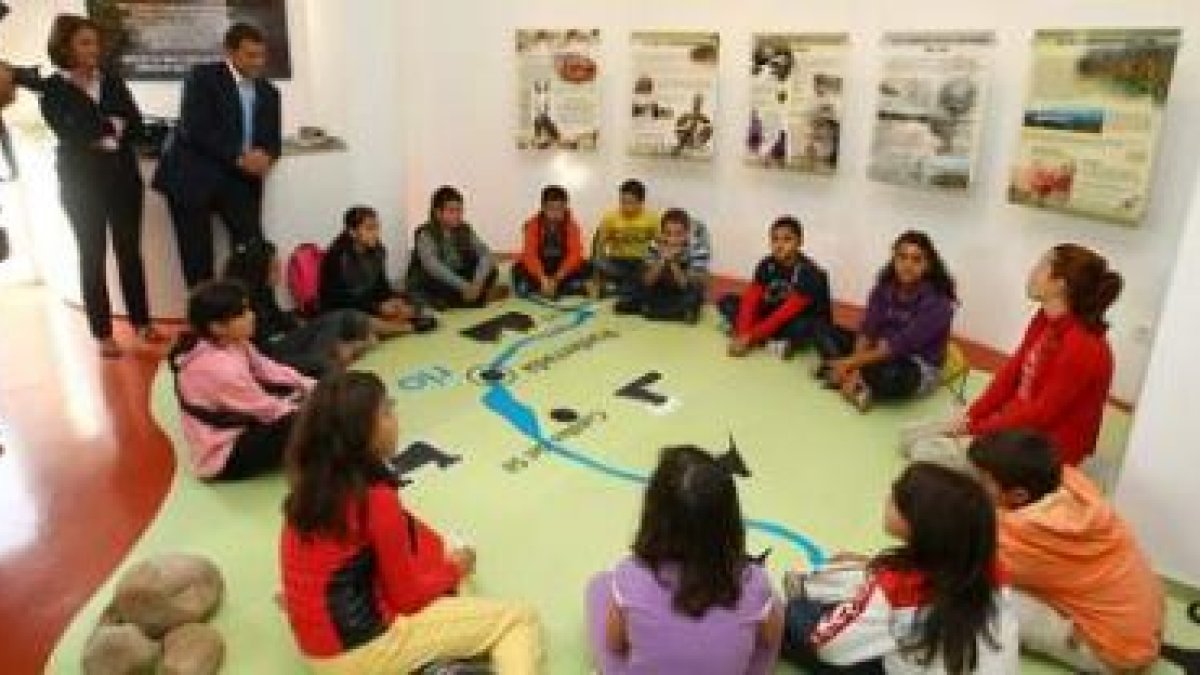 El alcalde y la edil de Medio Ambiente contemplan las actividades de un grupo de escolares de La Pla