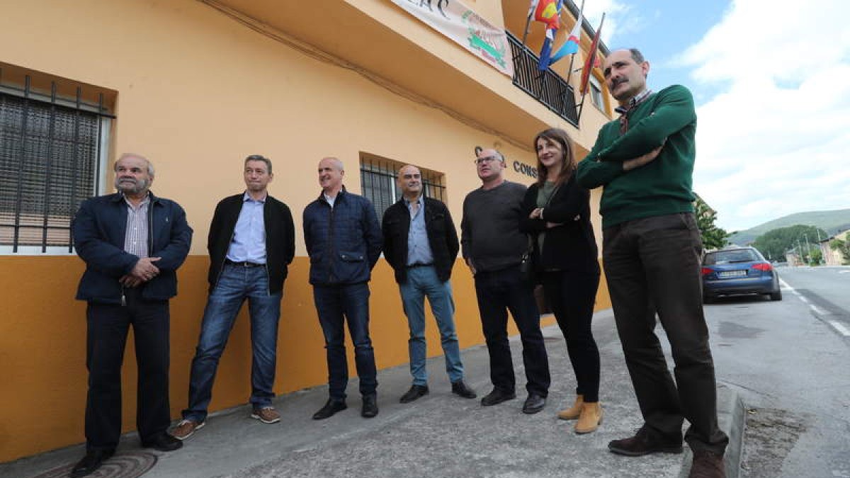 Los alcaldes y ediles de los siete municipios del Bierzo Suroeste y Cabrera en foto de la reunión de mayo del año pasado en Carucedo. ANA F. BARREDO