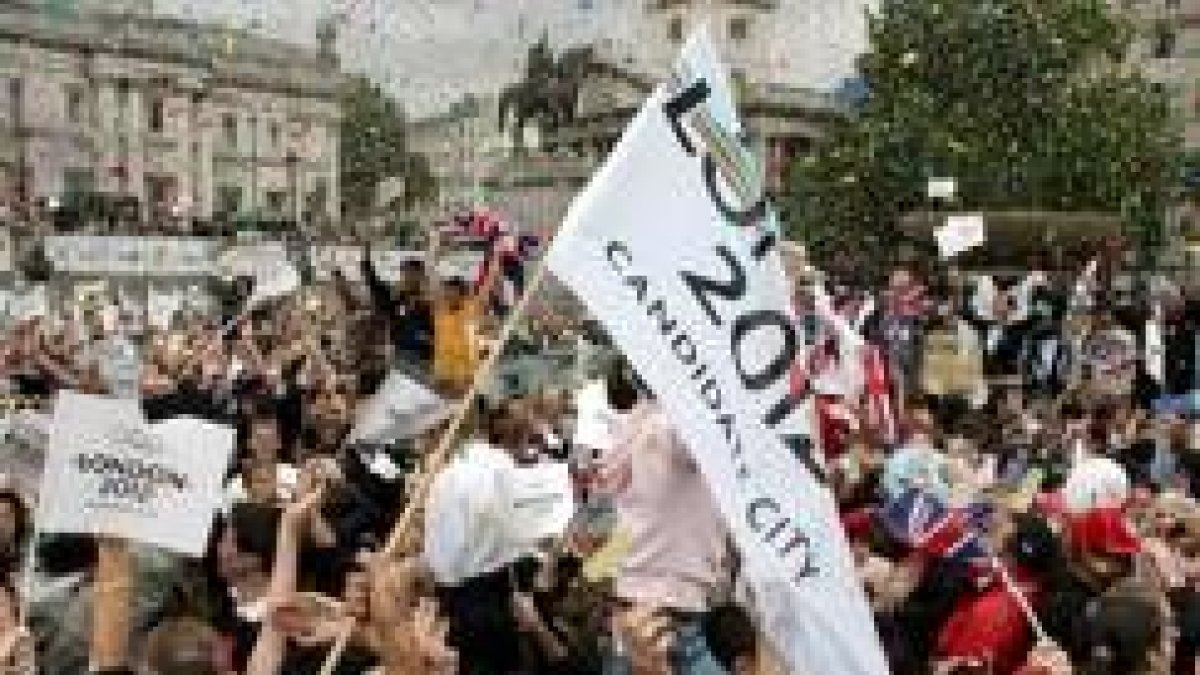 Miles de londinenses celebraron el triunfo en Trafalgar Square