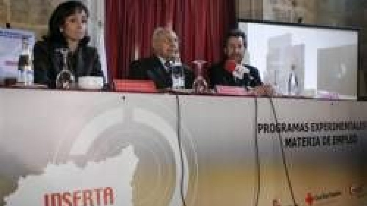 Santos Llamas ofrece un obsequio a Patrick Wolridge, presidente de la aseguradora Aviva de Londres