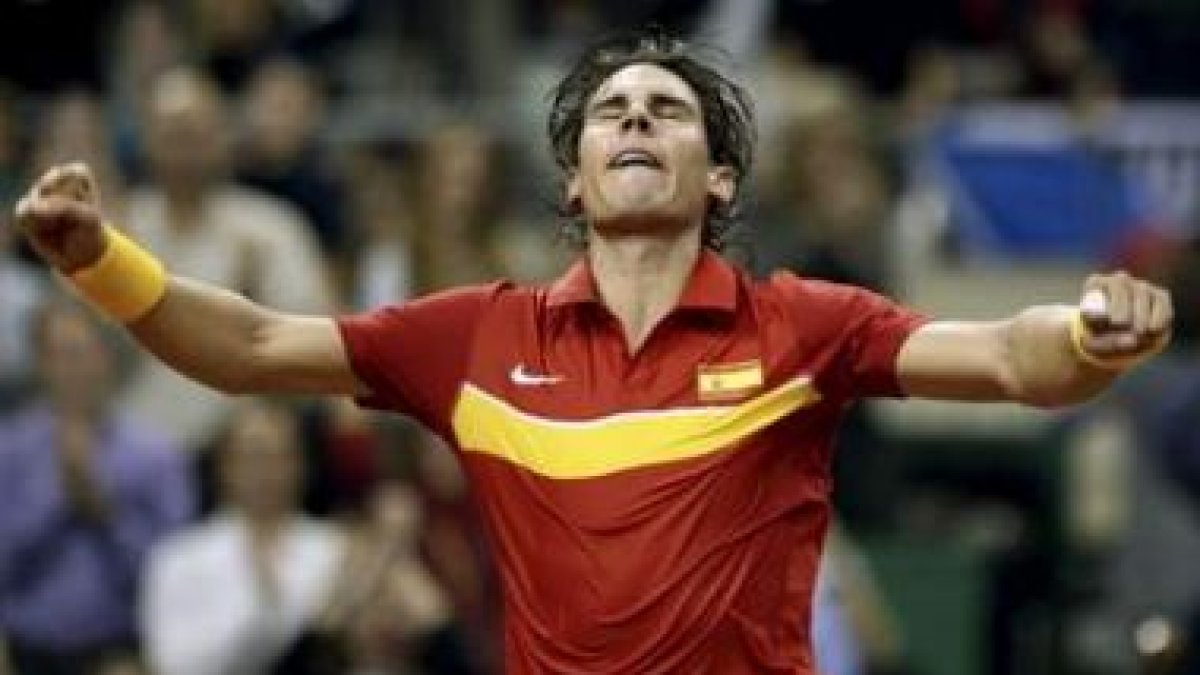 Nadal celebra la consecución del primer punto para España.