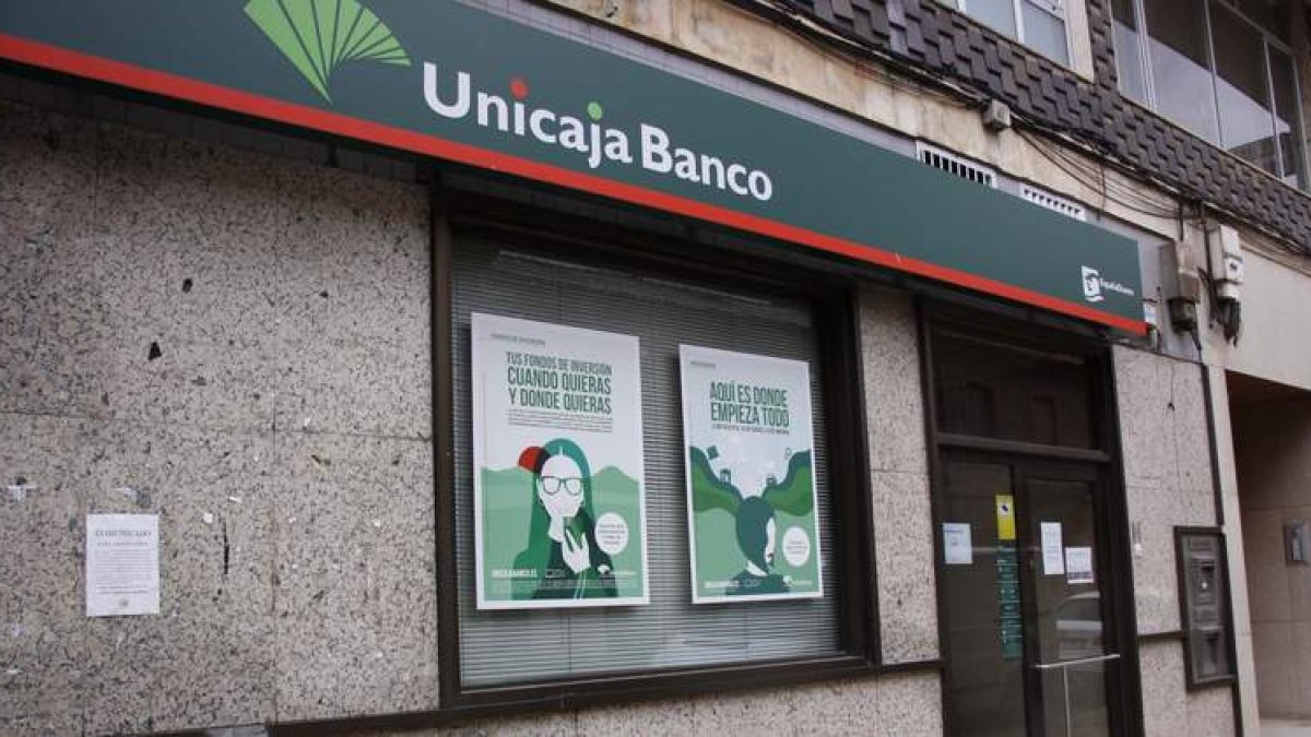 Los alcaldes denuncian el abandono con el que Unicaja Banco castiga al medio rural