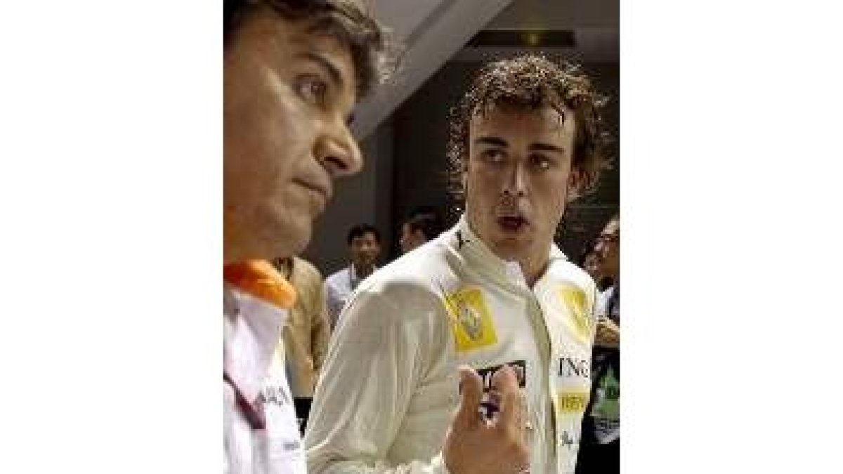 Fernando Alonso habla con un miembro de su equipo tras la clasificación