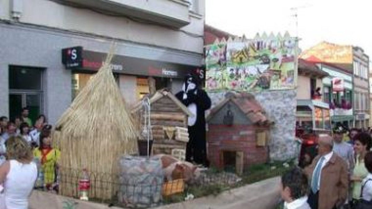 Tradicional desfile de carrozas durante las fiestas del Cristo de Benavides de Órbigo.