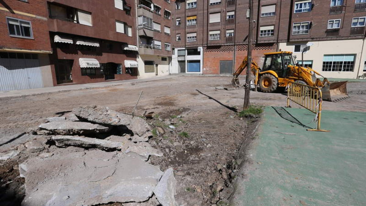 El arreglo de los baches de la plaza será el primer paso de una reforma de 150.000 euros.