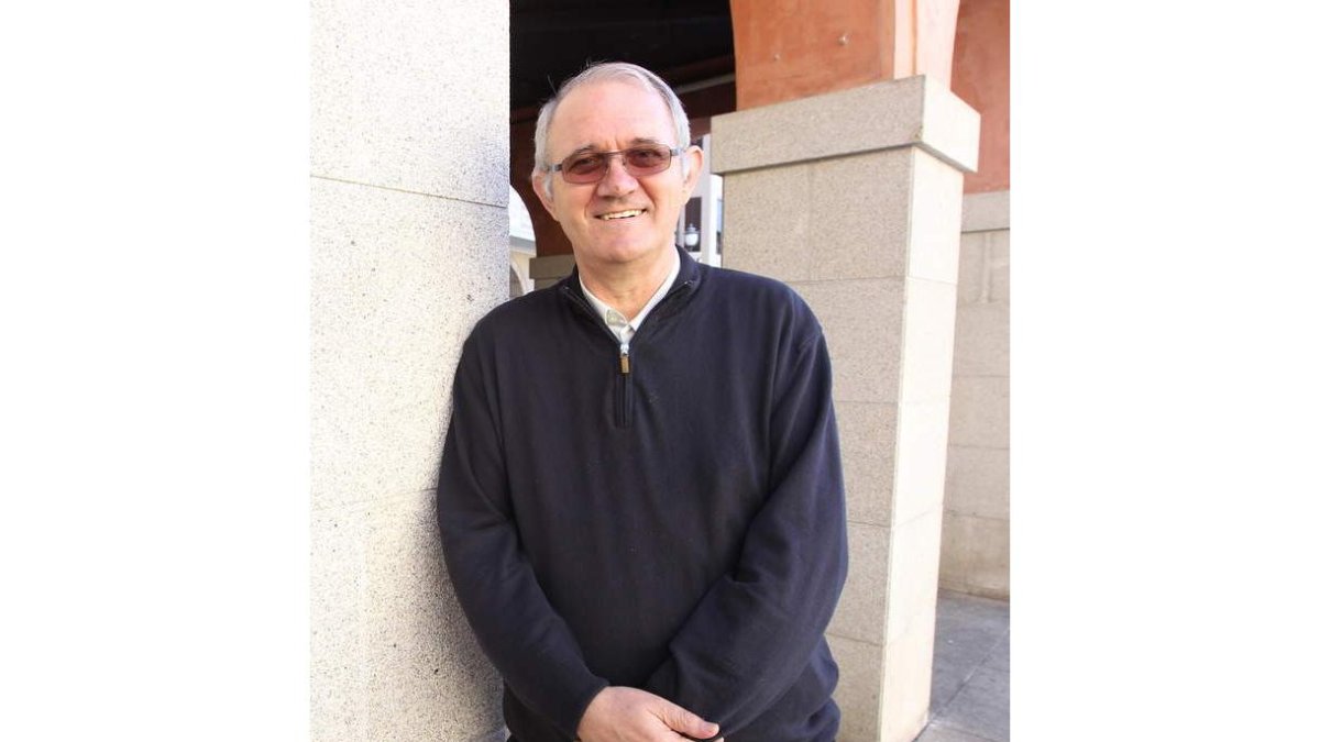 El párroco Antolín de Cela, en la plaza de La Encina.