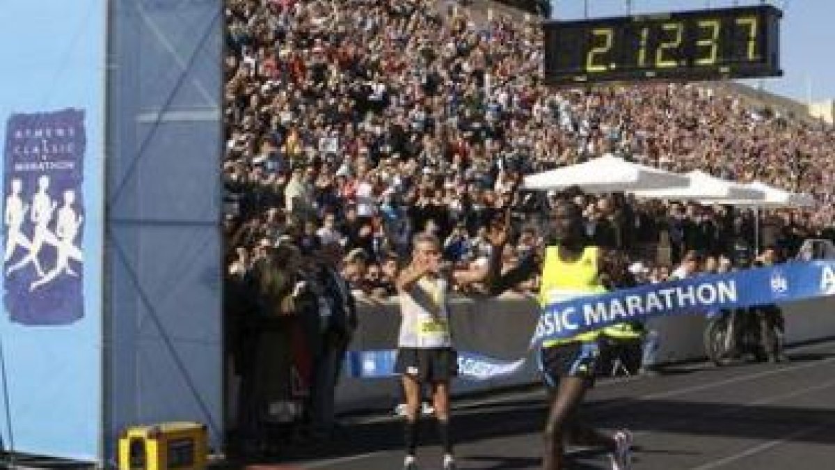El keniano Raymon Bett cruza la línea de meta como vencedor de la carrera ateniense.