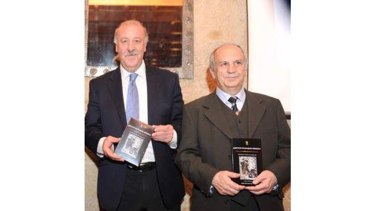 Del Bosque y José Luis Gavilanes, posan con el libro.