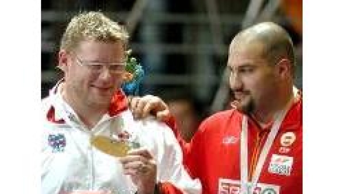 Olsen y Manuel Martínez, en el podio de una competición