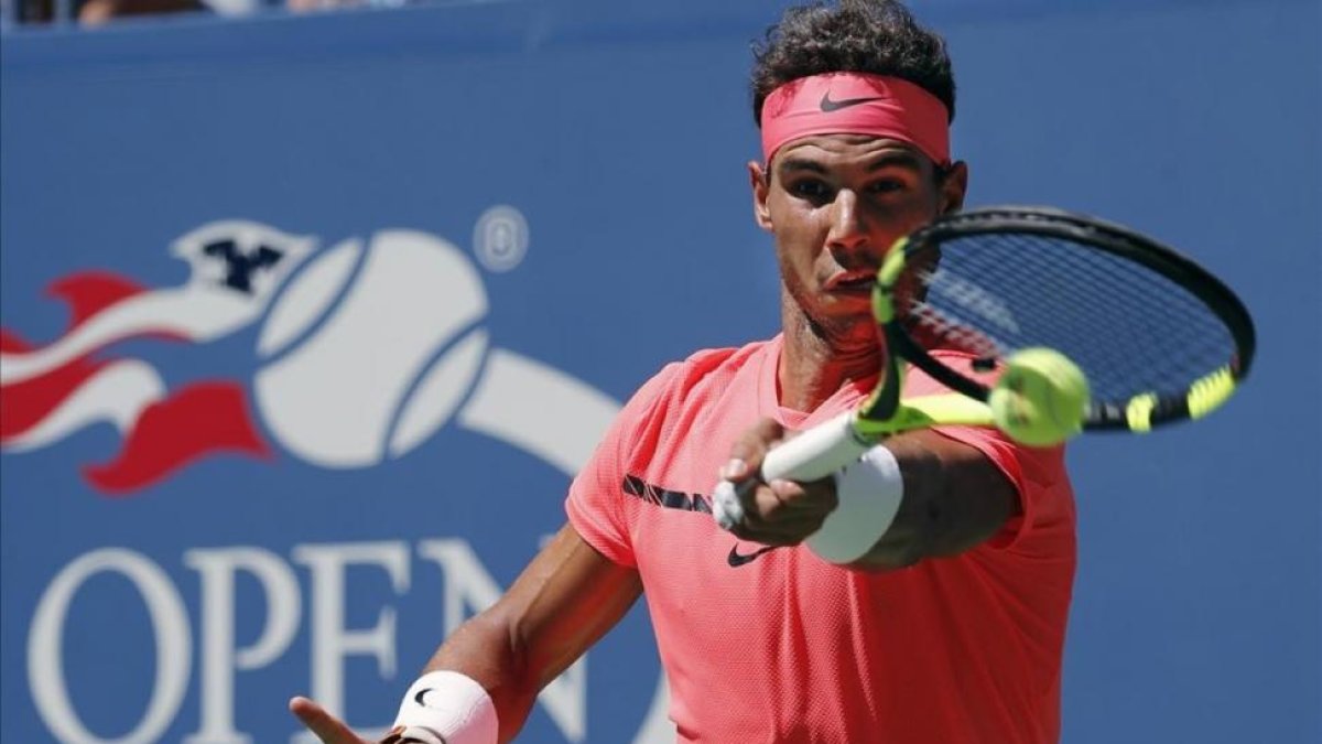 Nadal golpea una derecha, durante su partido contra Dolgopolov