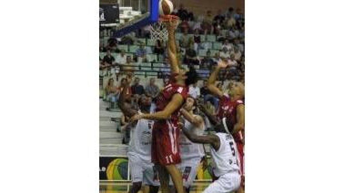 Barnes, Dani y Jeffers observan como anota el Murcia en su aro