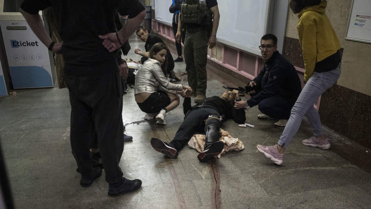 Heridos en un ataque de misiles en el metro de Járkov. ESTEBAN BIBA