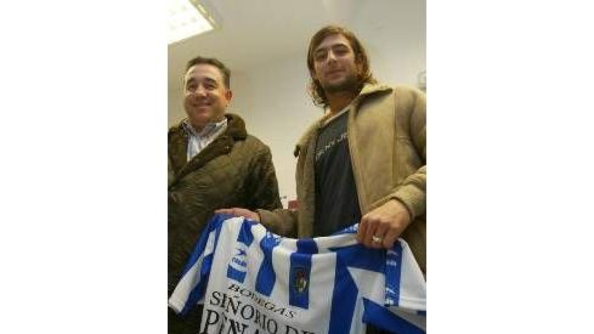 Borja sostiene la camiseta blanquiazul al lado de su nuevo presidente