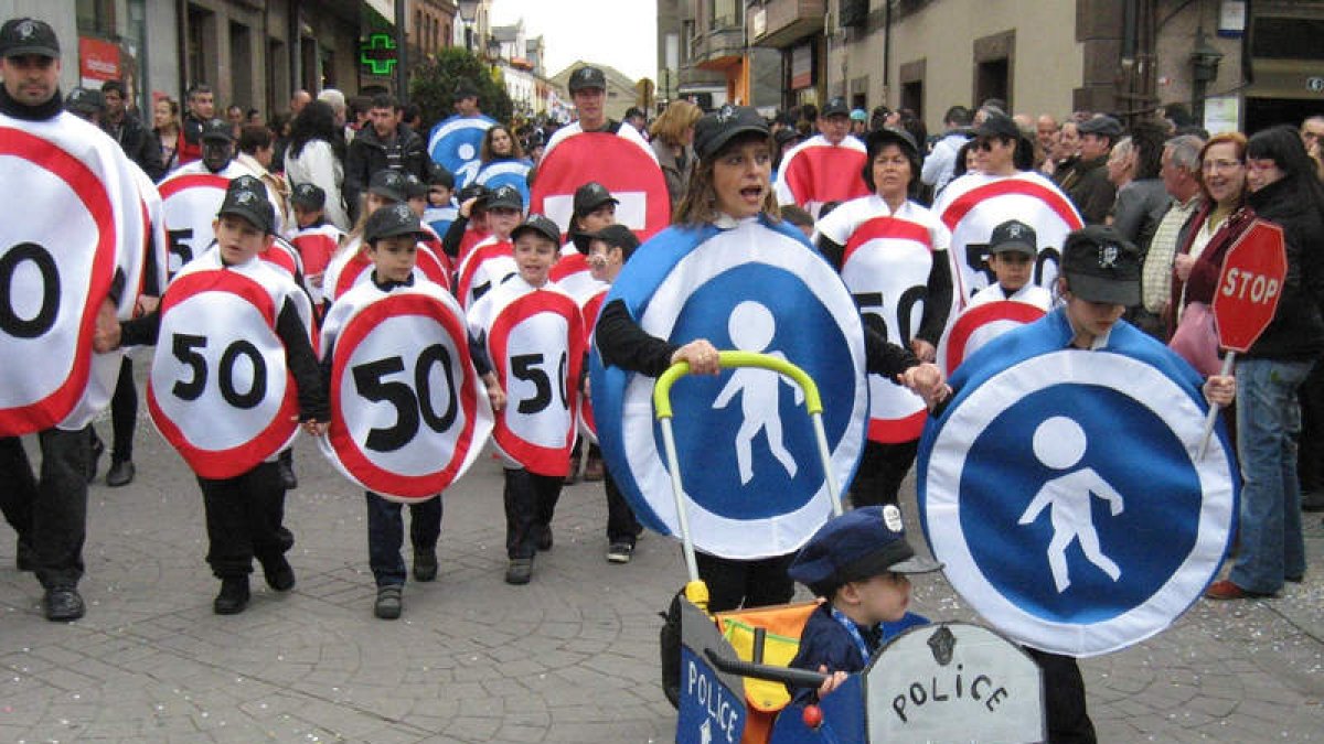 Señales de tráfico, encabezadas por un ‘pequeño-gran’ policía con vehículo propio.