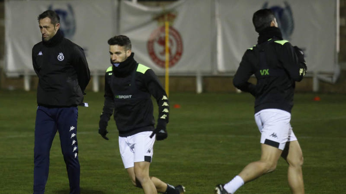 José Manuel Aira, a la izquierda, dirige el entrenamiento de ayer en el Área Deportiva de Puente Castro. FERNANDO OTERO PERANDONES