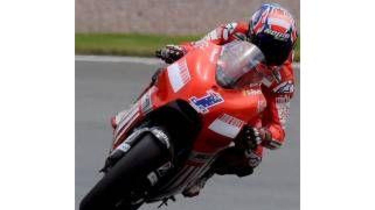 Stoner sigue dominando con su Ducati la situación en MotoGP