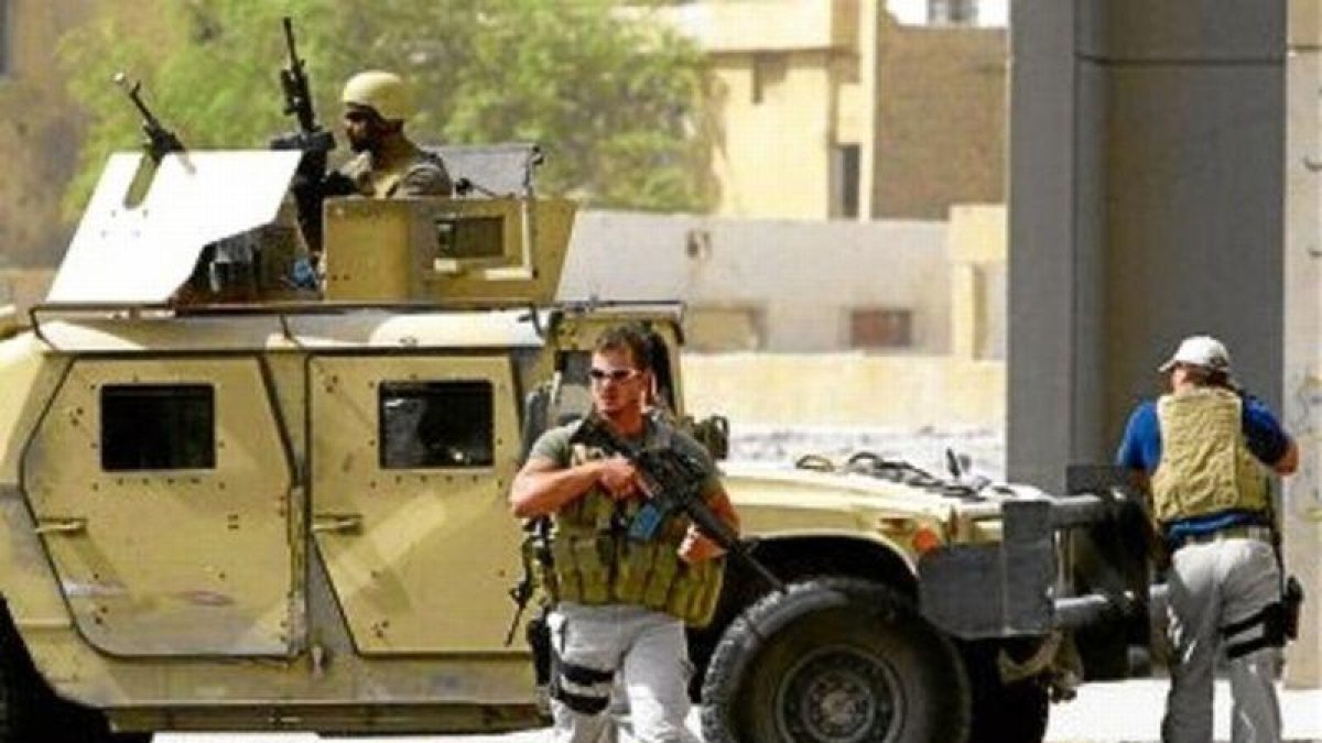 Mercenarios de Blackwater controlan las inmediaciones de la Embajada de Irán en Bagdad en julio del 2005.