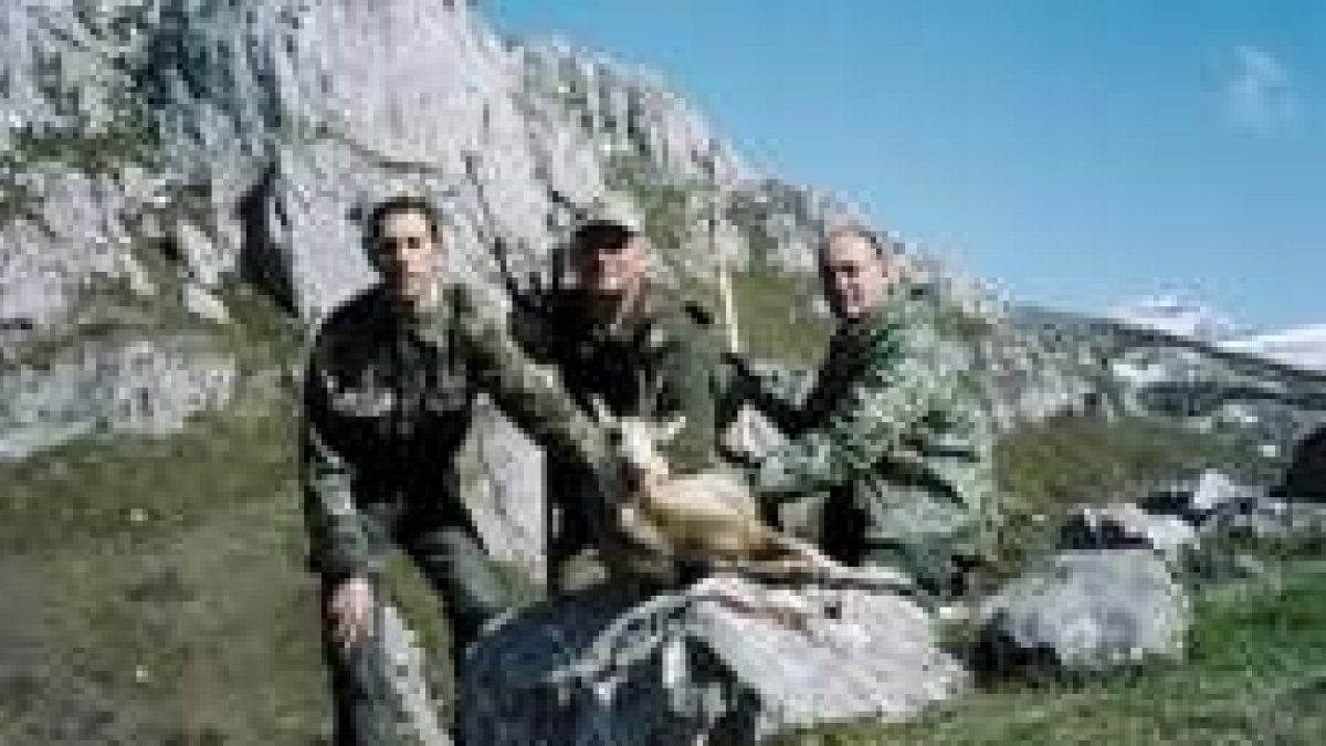 Tres cazadores posan con un rebeco abatido en Portillo de la Reina