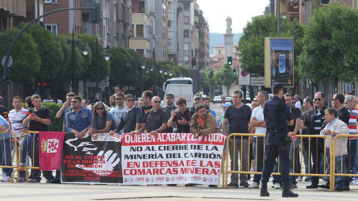 Las fuerzas de seguridad instalaron una barrera para separar a los mineros de los compromisarios del PP.
