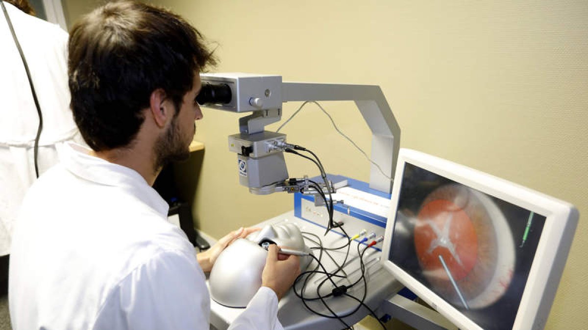 Uno de los residentes practica destrezas de cirugía oftalmológica con un ojo simulado cuya imagen se refleja en pantalla. MARCIANO PÉREZ