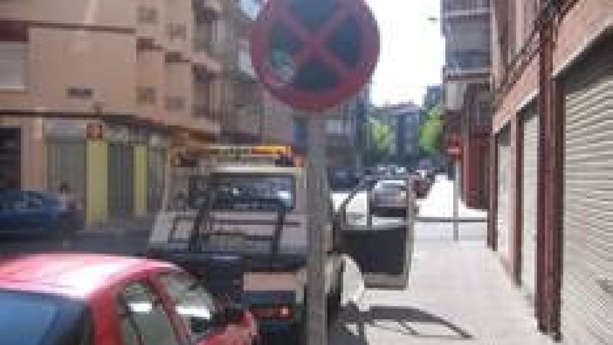 Una grúa se lleva un coche aparcado en zona prohibida