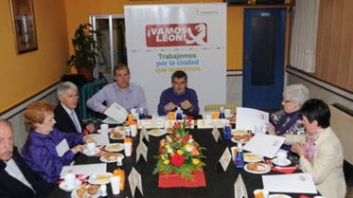 El alcalde sigue con las visitas a los barrios y ayer desayunó con los de San Claudio.