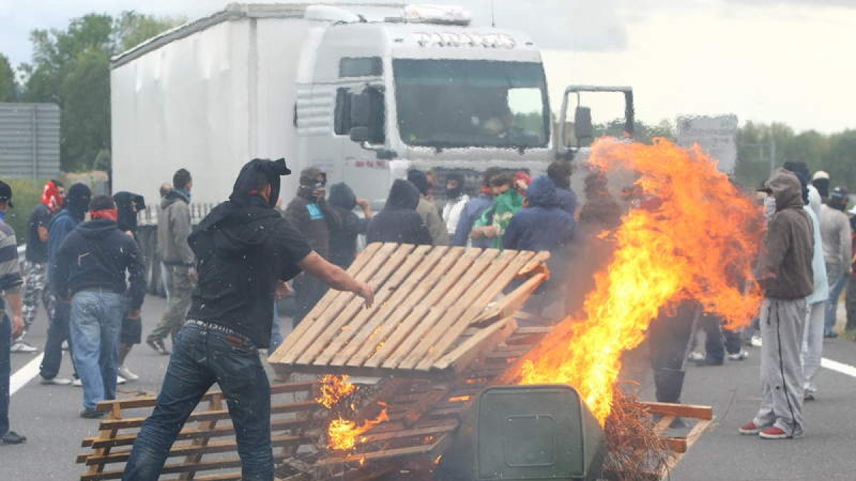La Autovía del Noroeste, cortada en San Román de Bembibre por un piquete minero, el 8 de septiembre del 2010.