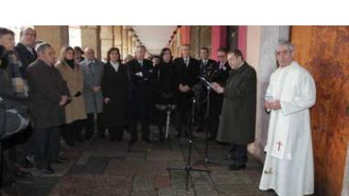 La corporación municipal rezó la tradicional salve a la Inmaculada en las escalerillas.