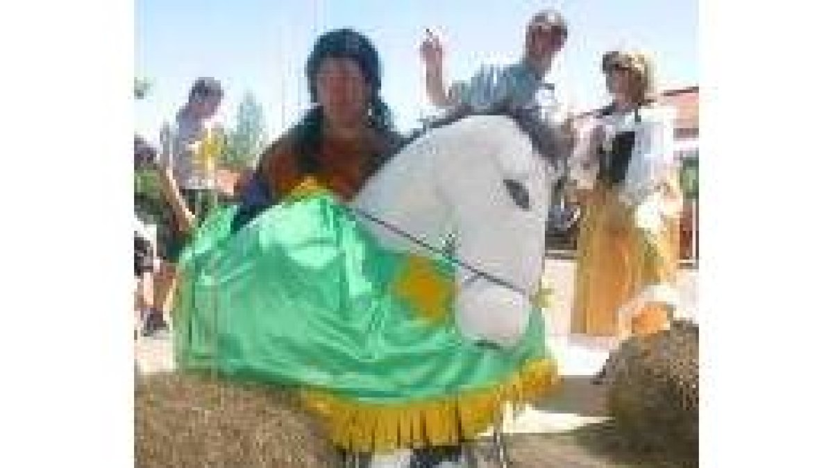 Un caballero espera su turno en uno de los juegos