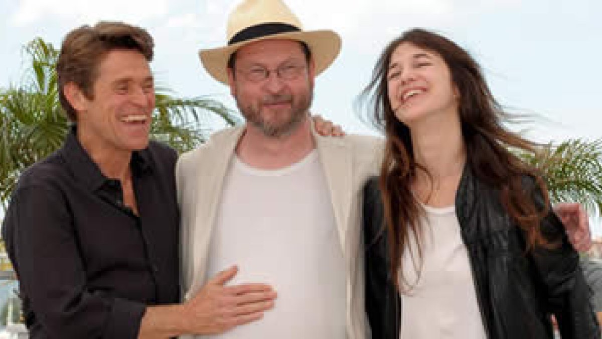 Lars von Trier (c) posa junto a los actores William Dafoe y Charlotte Gainsbourg.
