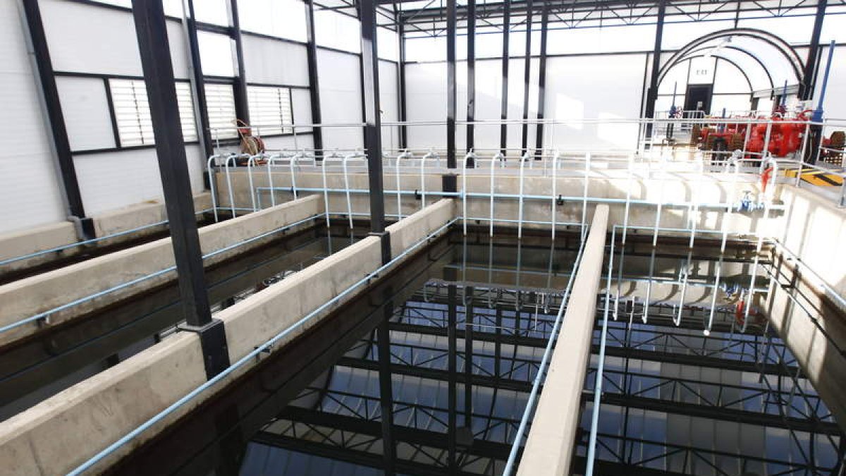 Instalaciones del servicio de aguas, en el Alto del Portillín, para la traída del Porma. RAMIRO