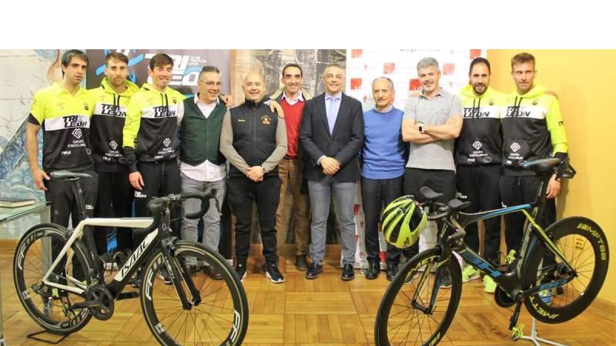 El equipo posa con representantes institucionales y patrocinadores. DL