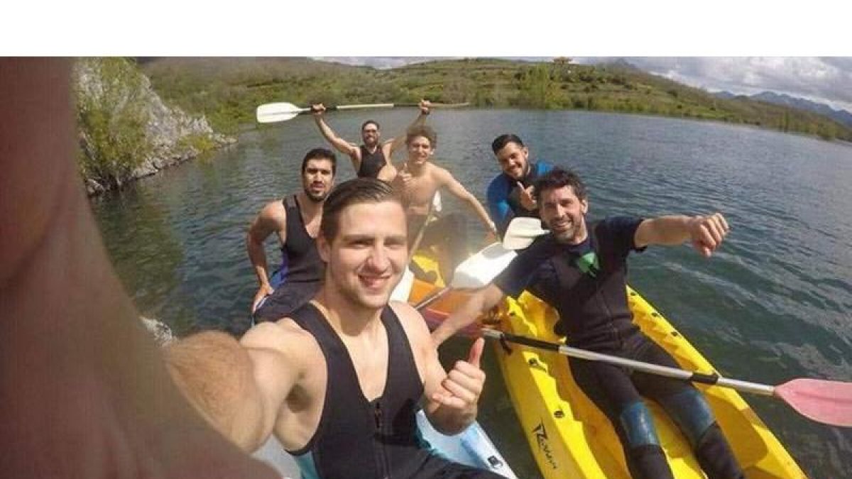 Biosca realiza un selfie de grupo con varios compañeros. DL