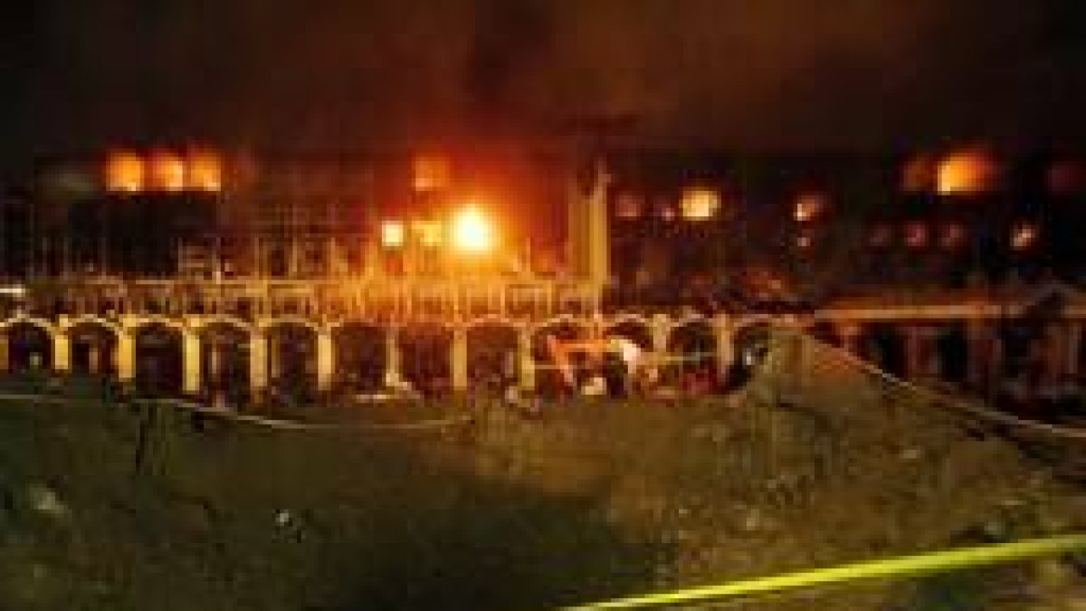 El hotel corre el riesgo de derrumbarse a consecuencia del incendio causado por la explosión