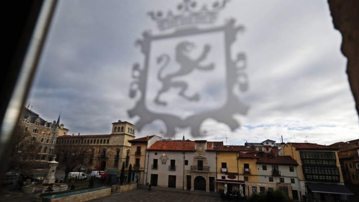 La paralización del proceso selectivo se produjo tras dudas por un examen con un 10 redondo. RAMIRO