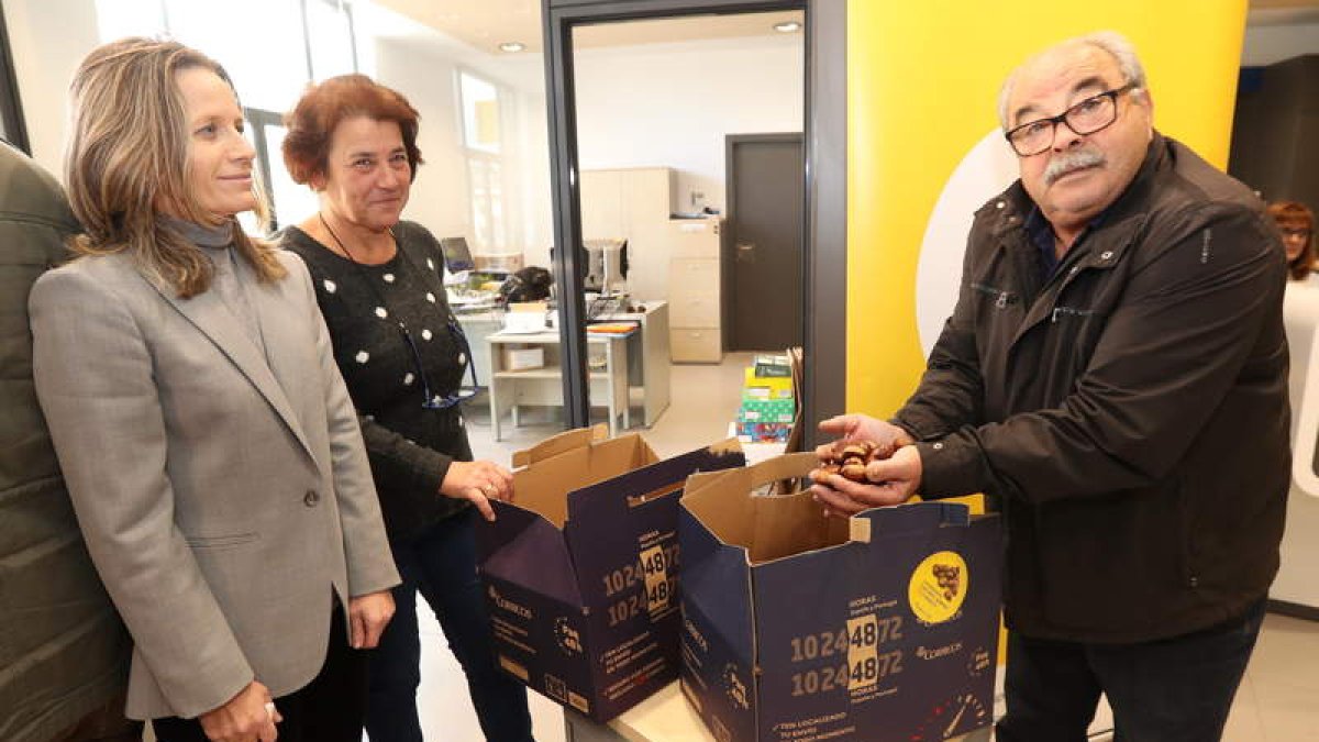 Un paquete con castañas, en la presentación del servicio. L. DE LA MATA