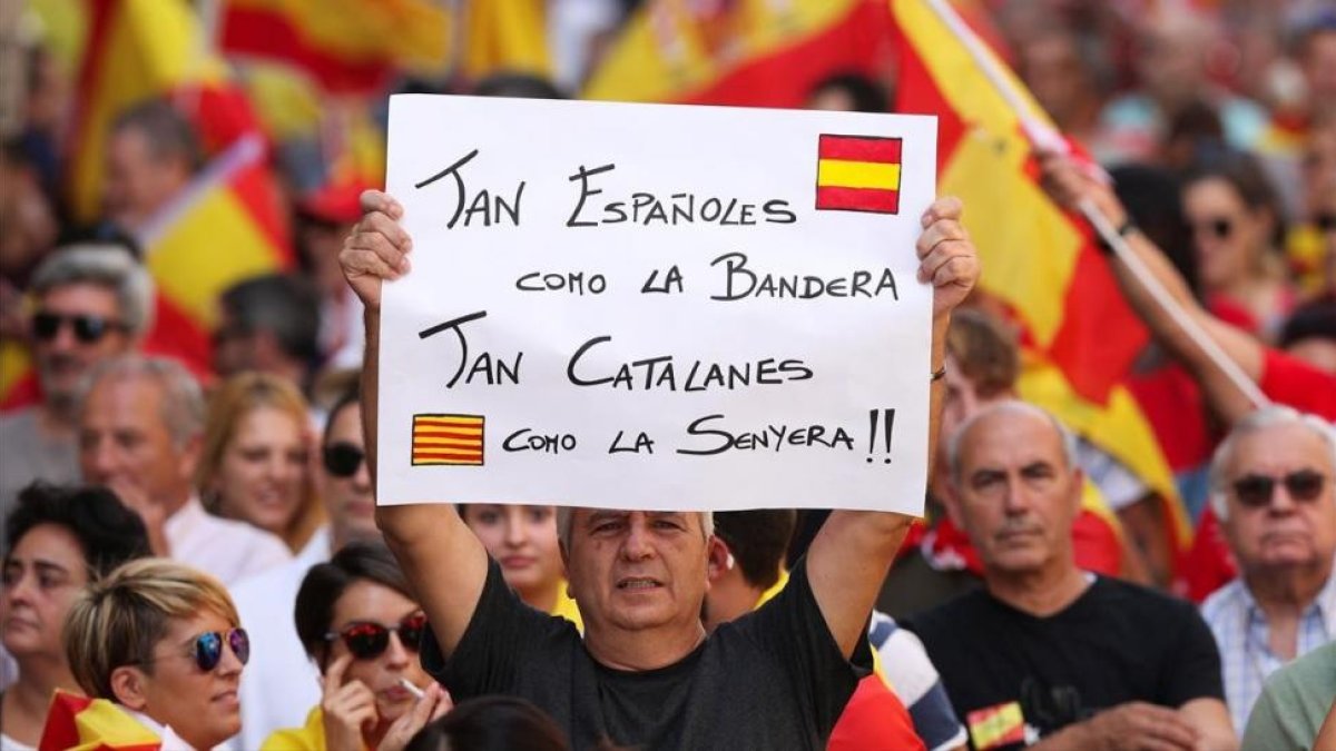 Un hombre con una pancarta unionista