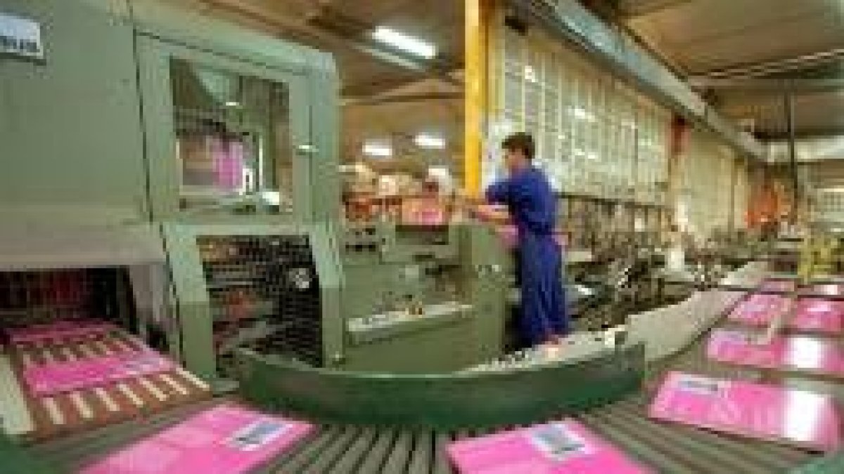 Un instante en el proceso de fabricación de los libros de una compañía editorial leonesa
