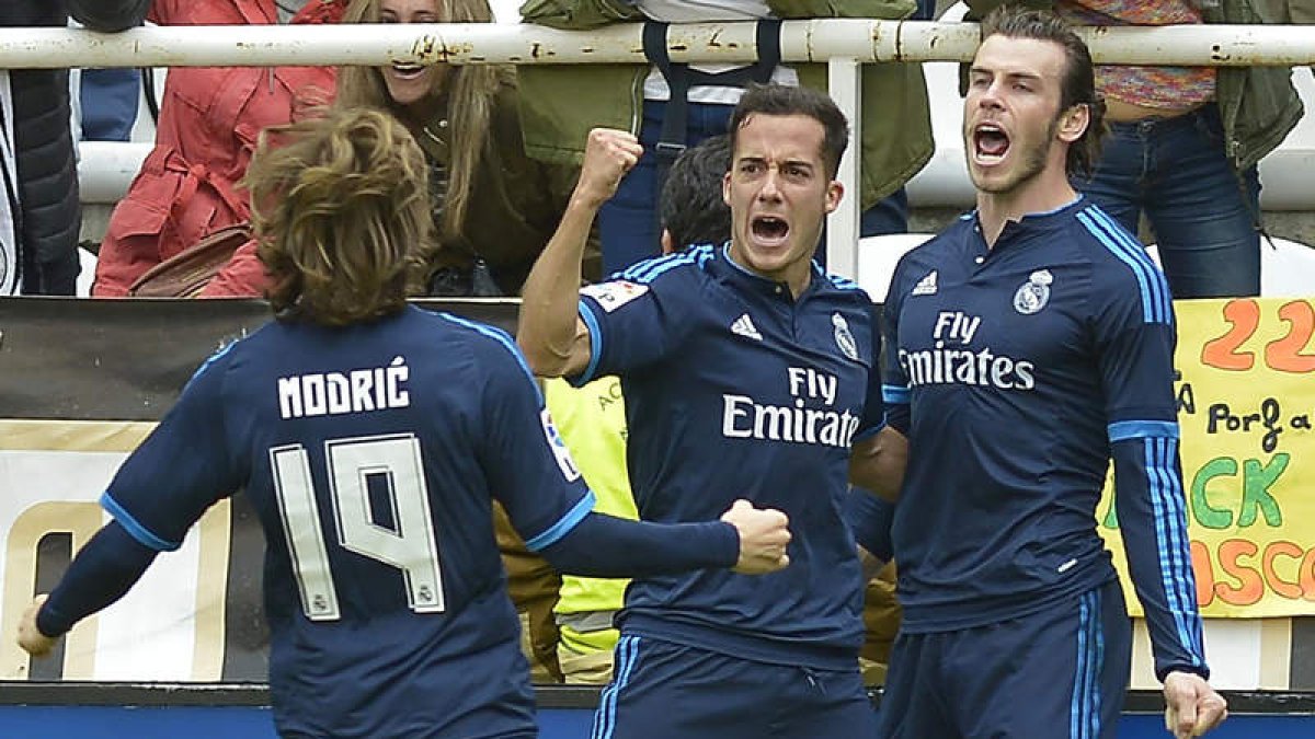 Bale celebra con sus compañeros el gol de la victoria del Madrid en Vallecas. PIERGIOVANNI
