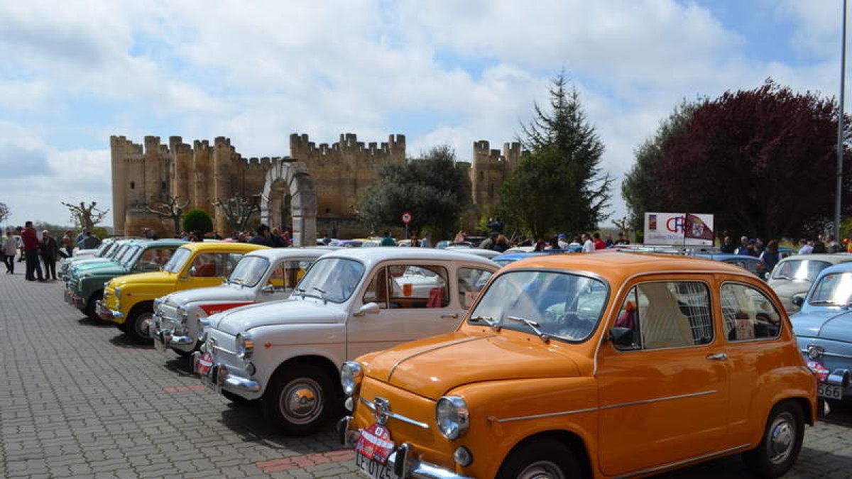 Imagen de la concentración de Seat 600 aparcados junto al castillo de Valencia de Don Juan.