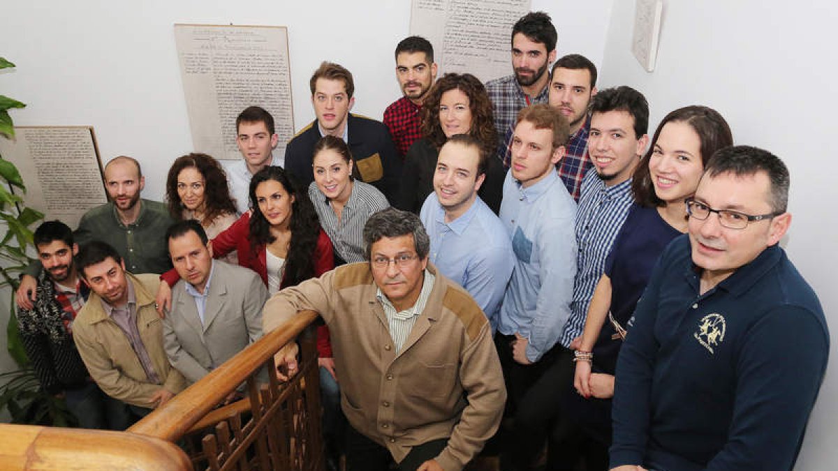 Alberto de Paz, con los nuevos técnicos en comercio exterior por la Cámara.