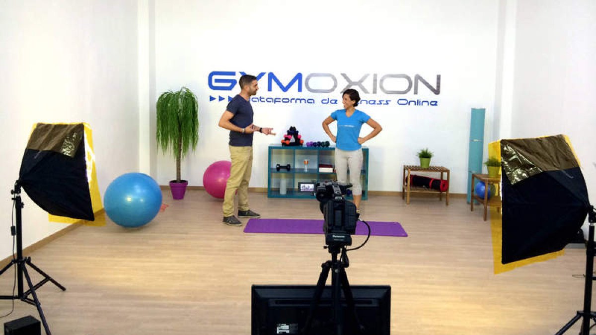 Gimnasio para sesiones dirigidas por un monitor a través del ordenador, la tableta o el móvil conectado a Internet.