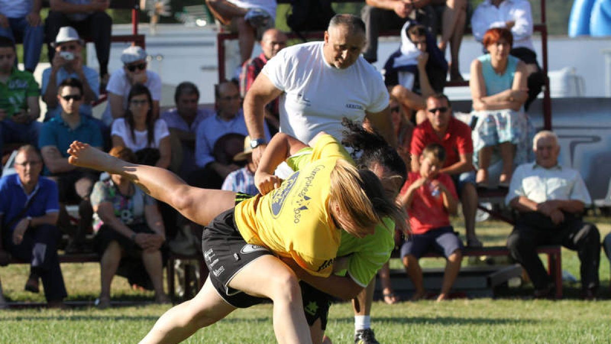 Primera fase del corro de Prioro, con lucha simultánea en las categorías femenina y masculina.