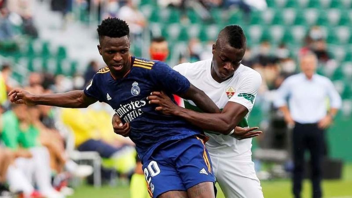 Vinicius anotó los dos goles del Real Madrid que le dieron los tres puntos frente al Elche. MANUEL LORENZO