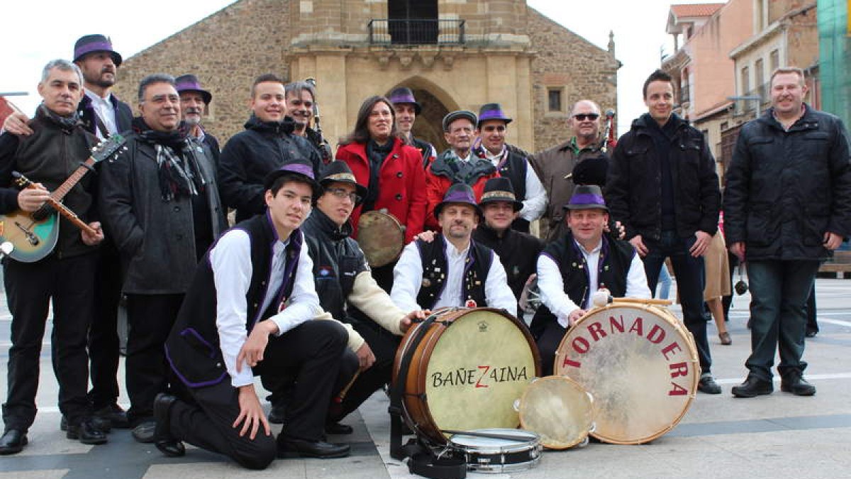 Los miembros de Bañezaina y Tornadera posan en la plaza Mayor tras la entrega del premio
