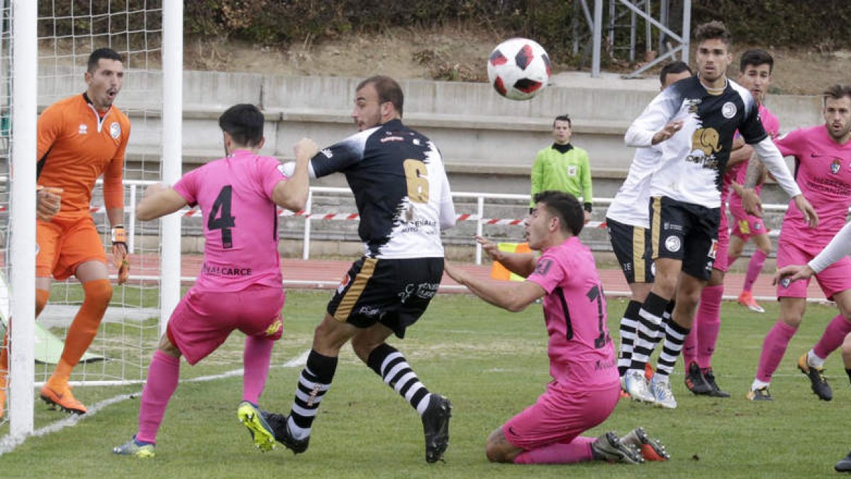 La Deportiva gozó de una multitud de ocasiones de gol, pero no consiguió perforar la portería defendida por Molina y lo terminó pagando en el último minuto. ALMEIDA