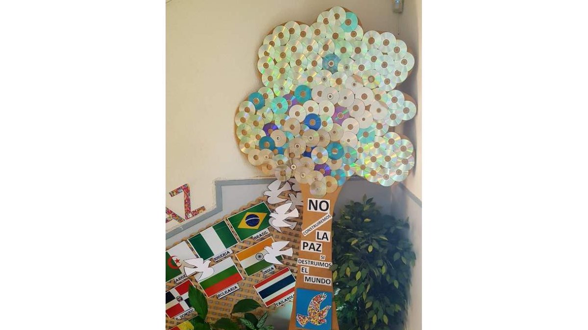 Árbol del Cepa Faustina Álvarez hecho con discos compactos. DL